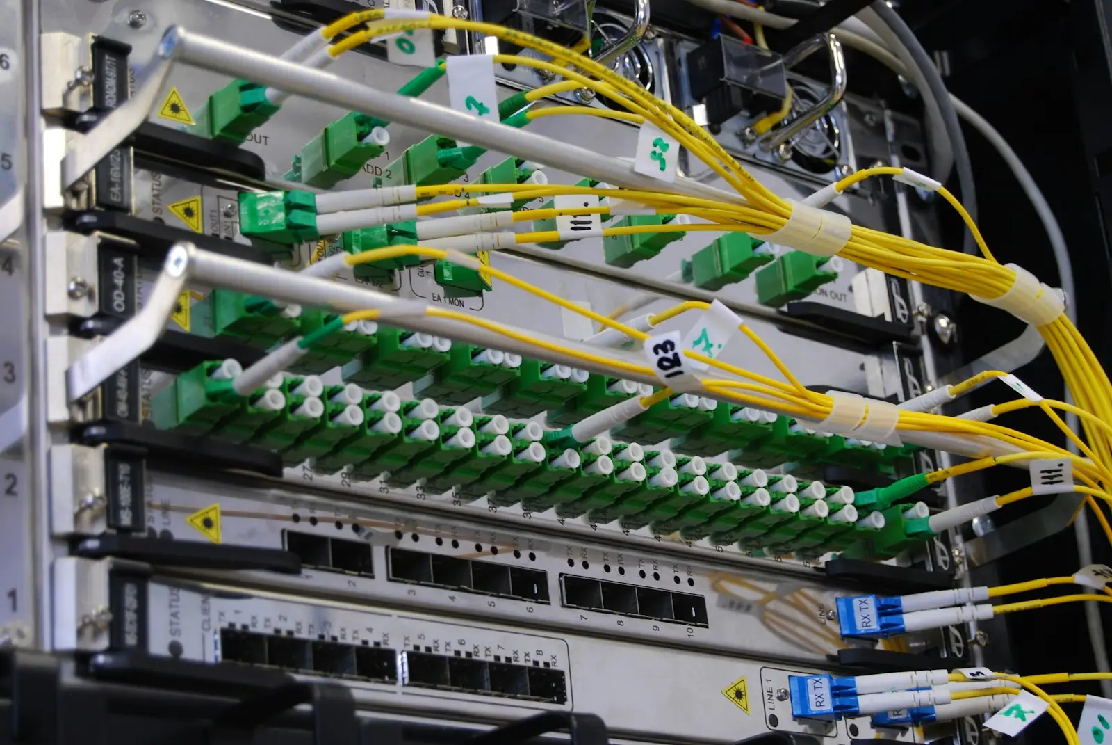 Cabos de fibra óptica conectados a equipamento de rede