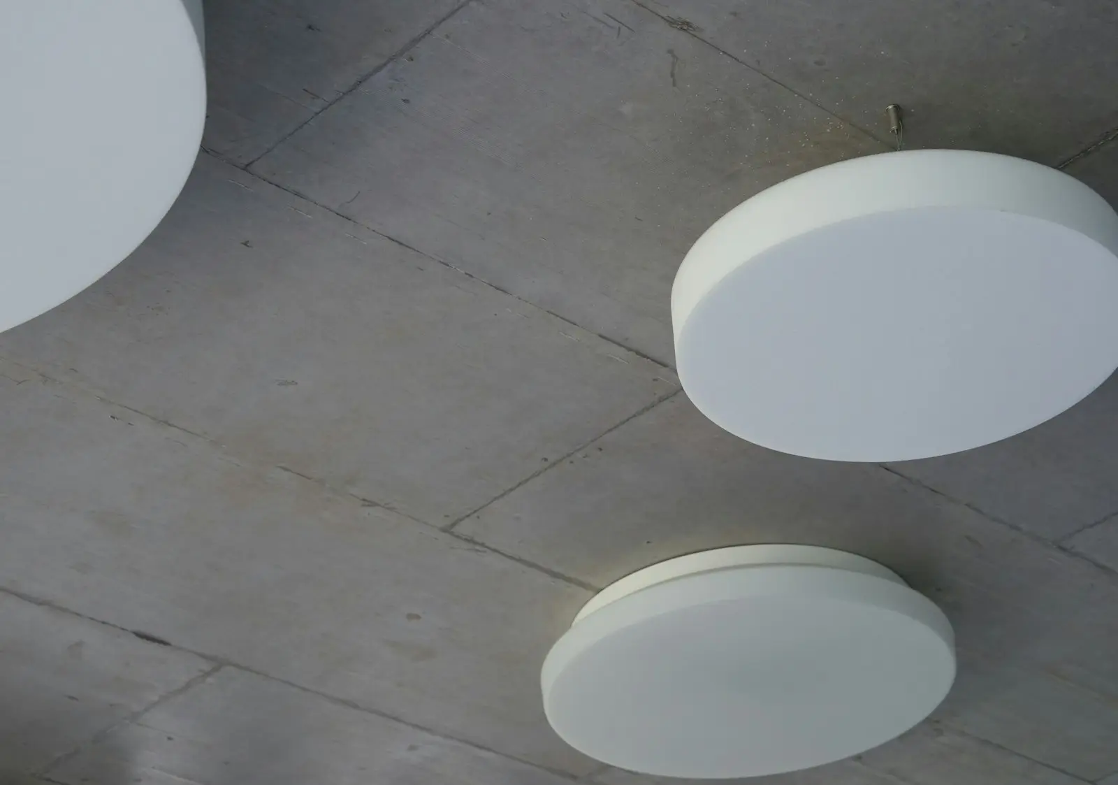 Access points de Wi-Fi instalados no teto de um ambiente corporativo